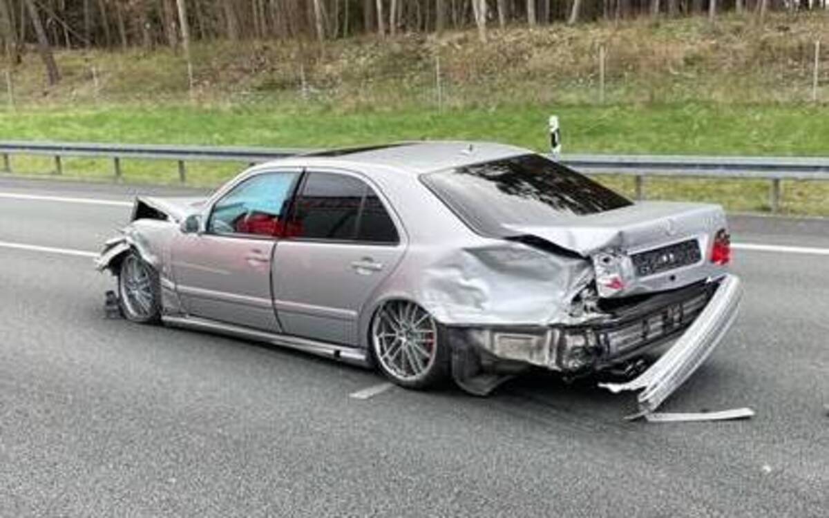 Auf der A9 bei Bayreuth gab es am Freitag, 15. April 2022, einen schweren Verkehrsunfall. Foto: Verkehrspolizeiinspektion Bayreuth