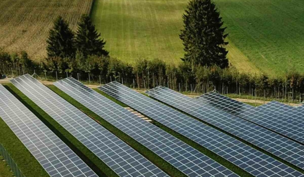 Die Pläne für großflächige Photovoltaik-Anlagen im Bayreuther Stadtgebiet schreiten voran. Symbolbild: Pixabay