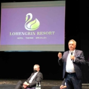 Sie wollen das Lohengrin Resort in Bayreuth verwirklichen: Die Investoren Bertram Mayer (vorne) und Gerald Halsegger (hinten). Die Marke dazu mit goldenem Schwan gibt es schon. Bild: Jürgen Lenkeit