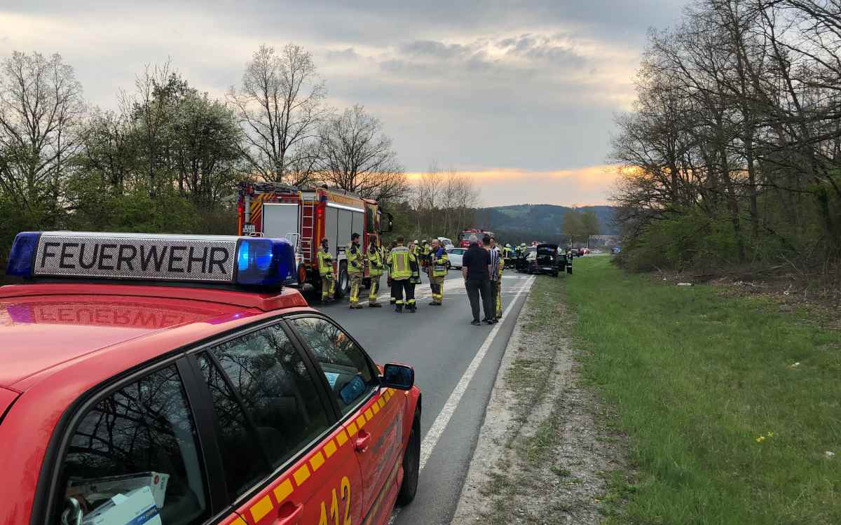 Auf der B22 im Landkreis Bayreuth gab es am Freitag einen heftigen Unfall. Bild: Michael Kind