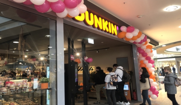 Am Donnerstag, 28. April 2022, eröffnete Dunkin' Donuts eine Filiale im Rotmain-Center in Bayreuth. Foto: Noureddine Guimouza
