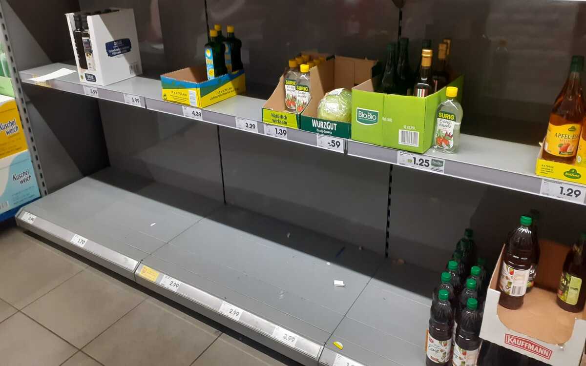 Die Lücken in den Supermarktregalen in Bayreuth sind immer noch auffällig groß. Foto: Noureddine Guimouza