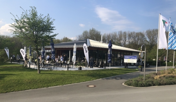 Am Rodersberg 45 in Bayreuth finden nicht nur Golfer leckere Mahlzeiten und Getränke bei herrlichem Ausblick vor. Foto: Noureddine Guimouza