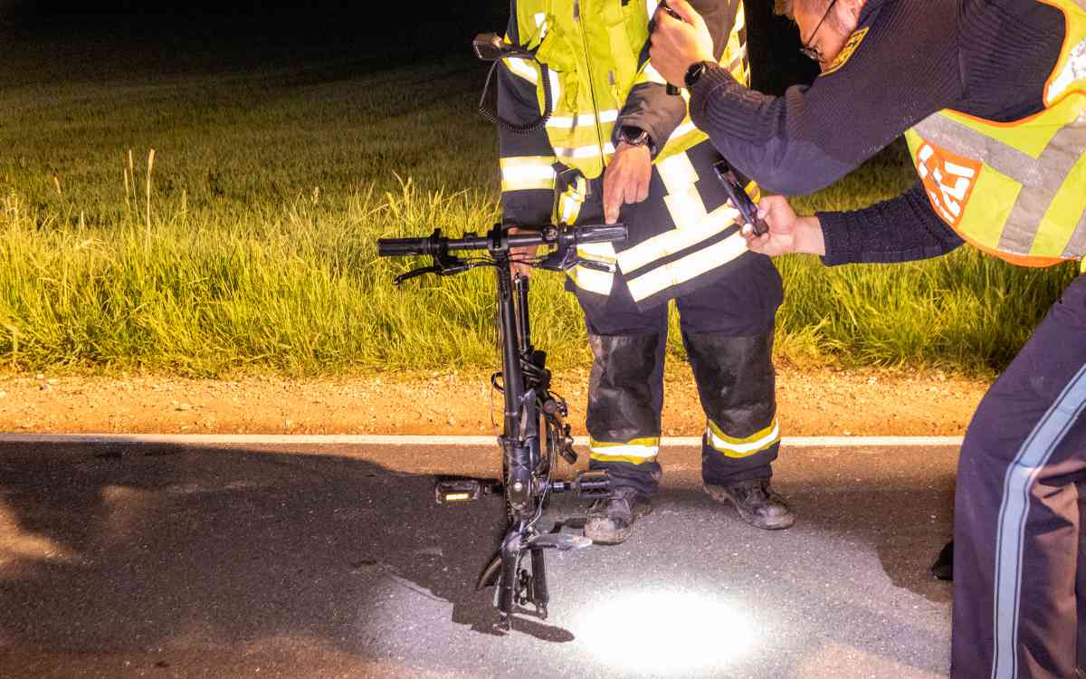 Bei Rattelsdorf (Landkreis Bamberg) erlitt ein E-Bike-Fahrer bei einem Unfall am Mittwoch (3. Mai 2022) schwere Kopfverletzungen. BIld: News5/Merzbach