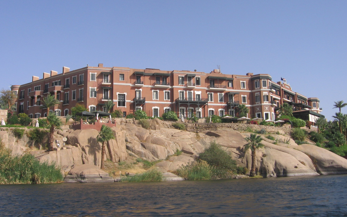 Bild: Old Cataract Hotel vom Nil aus betrachtet. - wiki