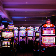 Spielautomaten sind besonders beliebt in Online-Casinos, unterliegen jedoch ebenfalls dem monatlichen Einzahlungslimit. Bildquelle: Quelle / Pixabay