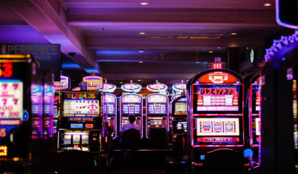 Spielautomaten sind besonders beliebt in Online-Casinos, unterliegen jedoch ebenfalls dem monatlichen Einzahlungslimit. Bildquelle: Quelle / Pixabay