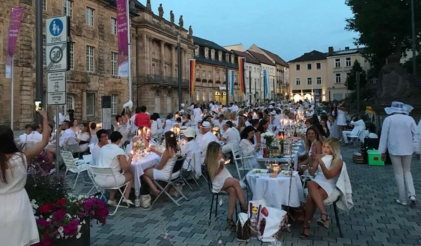Am 16. Juni 2022 wird um 20 Uhr in Bayreuth unter freiem Himmel gespeist. Foto: Facebook/Diner En Blanc Bayreuth