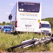 Bei einem Unfall im Landkreis Bamberg in Oberfranken wurde eine Radfahrerin von einem Bus überrollt. Bild: NEWS5/Merzbach