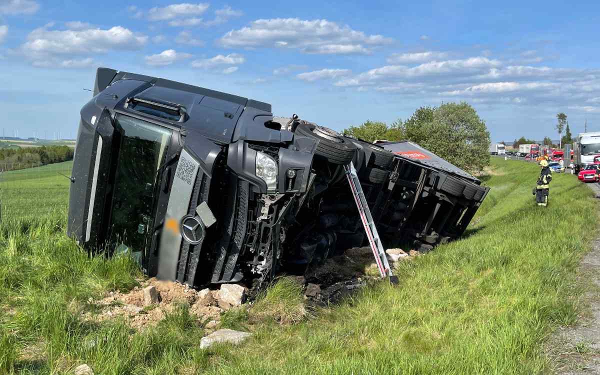 Auf der A72 bei Hof kam es zu einem schweren Lkw-Unfall. Bild: NEWS5/Fricke