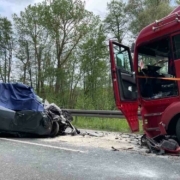 Ein Auto und ein Lkw sind auf der B85 im Landkreis Kulmbach kollidiert. Der Autofahrer kam ums Leben. Bild: NEWS5/Fricke