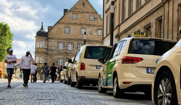 Taxifahren in Bayreuth könnte bald teurer werden. Taxen wie die in der Schulstraße leiden unter hohen Spritpreisen. Bild: Jürgen Lenkeit
