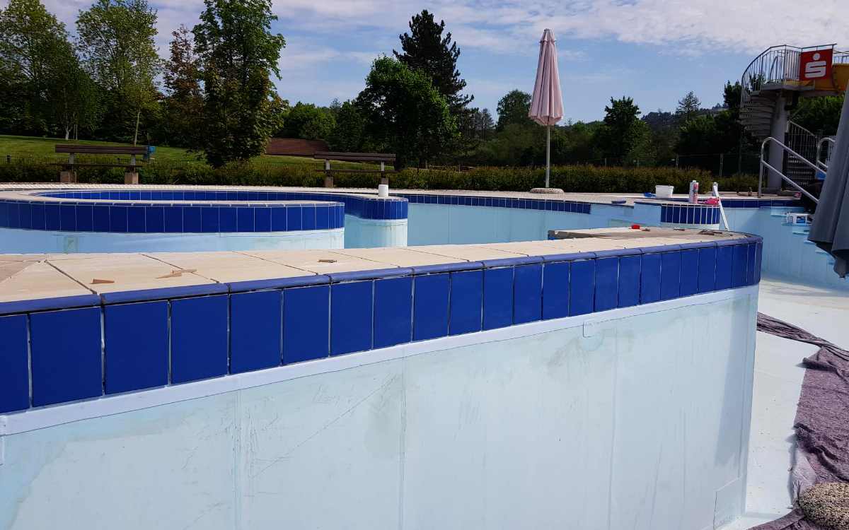 CabrioSol in Pegnitz: Am 15. Mai 2022 wurde die Freibadsaison eröffnet. Im Erlebnisbecken gibt es bis zum 23. Mai kein Wasser. Bild: CabrioSol Pegnitz