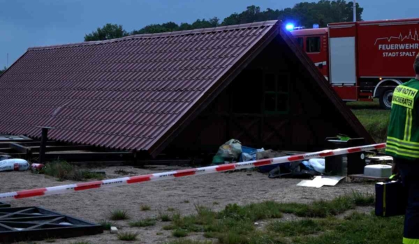 In Spalt in Mittelfranken ist am Freitagabend (20. Mai 2022) nach heftigen Unwettern eine Hütte eingestürzt. Es gab 14 Verletzte. Bild: News5/Bauernfeind