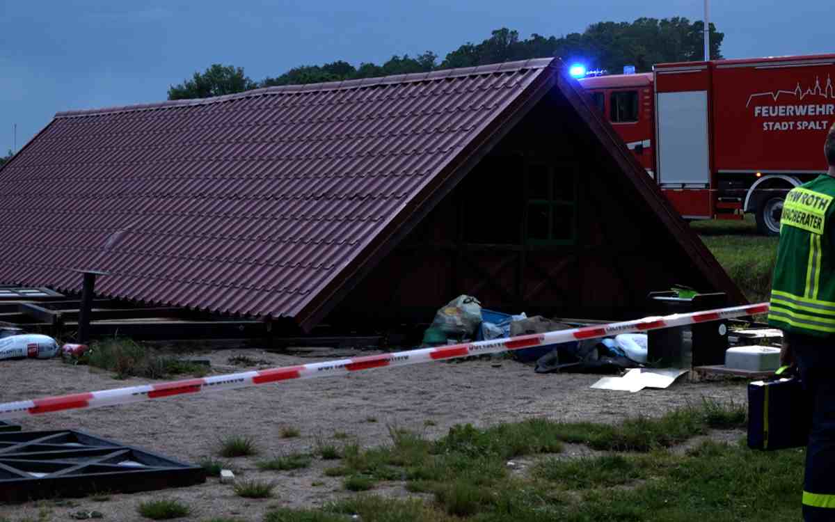 In Spalt in Mittelfranken ist am Freitagabend (20. Mai 2022) nach heftigen Unwettern eine Hütte eingestürzt. Es gab 14 Verletzte. Bild: News5/Bauernfeind