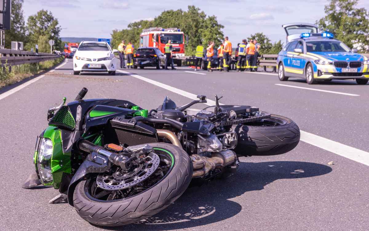 Auf der A73 im Landkreis Forchheim stießen ein Motorrad und mehrere Autos zusammen. Bild: News5/Merzbach
