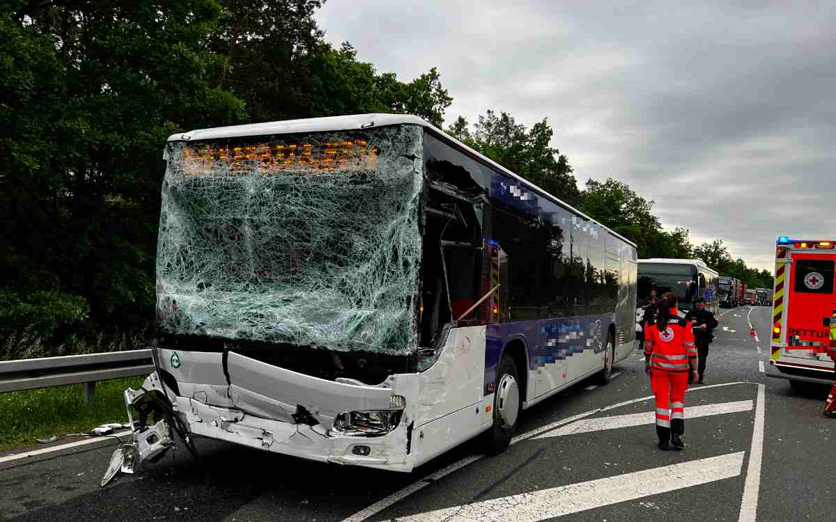 Bamberg: Am Montag (23. Mai 2022) hat sich ein schwerer Busunfall mit mehreren Verletzten ereignet. Bild: News5/Merzbach