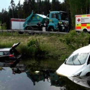Tirschenreuth: Nach einem Unfall auf der B15 sind am Montag (23. Mai 2022) zwei Autos in einem Weiher gelandet. Bild: News5