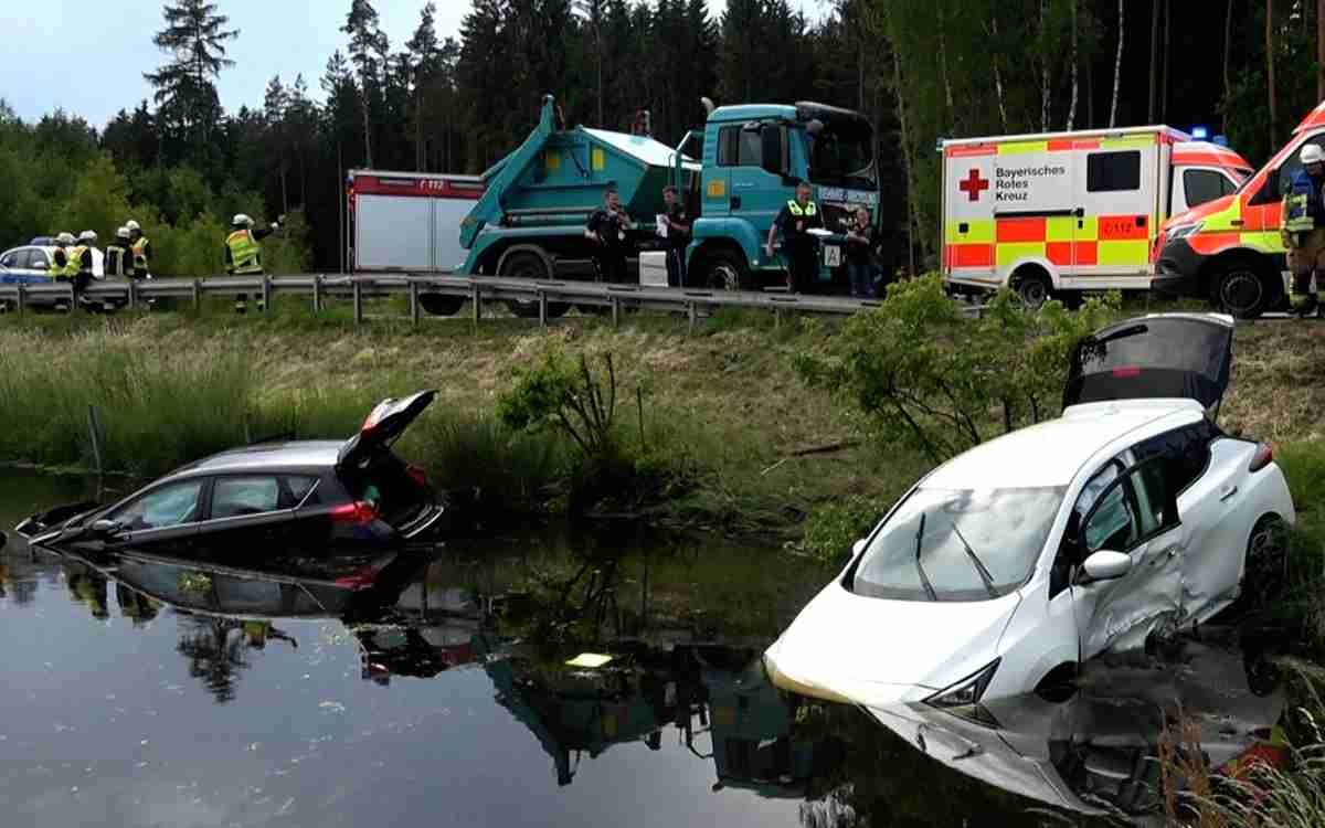 Tirschenreuth: Nach einem Unfall auf der B15 sind am Montag (23. Mai 2022) zwei Autos in einem Weiher gelandet. Bild: News5