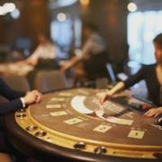 Ein Croupier mischt Karten an einem Blackjack-Tisch