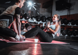 Training im Fitnessstudio ist eine zielgerichtete und schweißtreibende Herausforderung. Foto: Andrej Podobedov / Pixabay