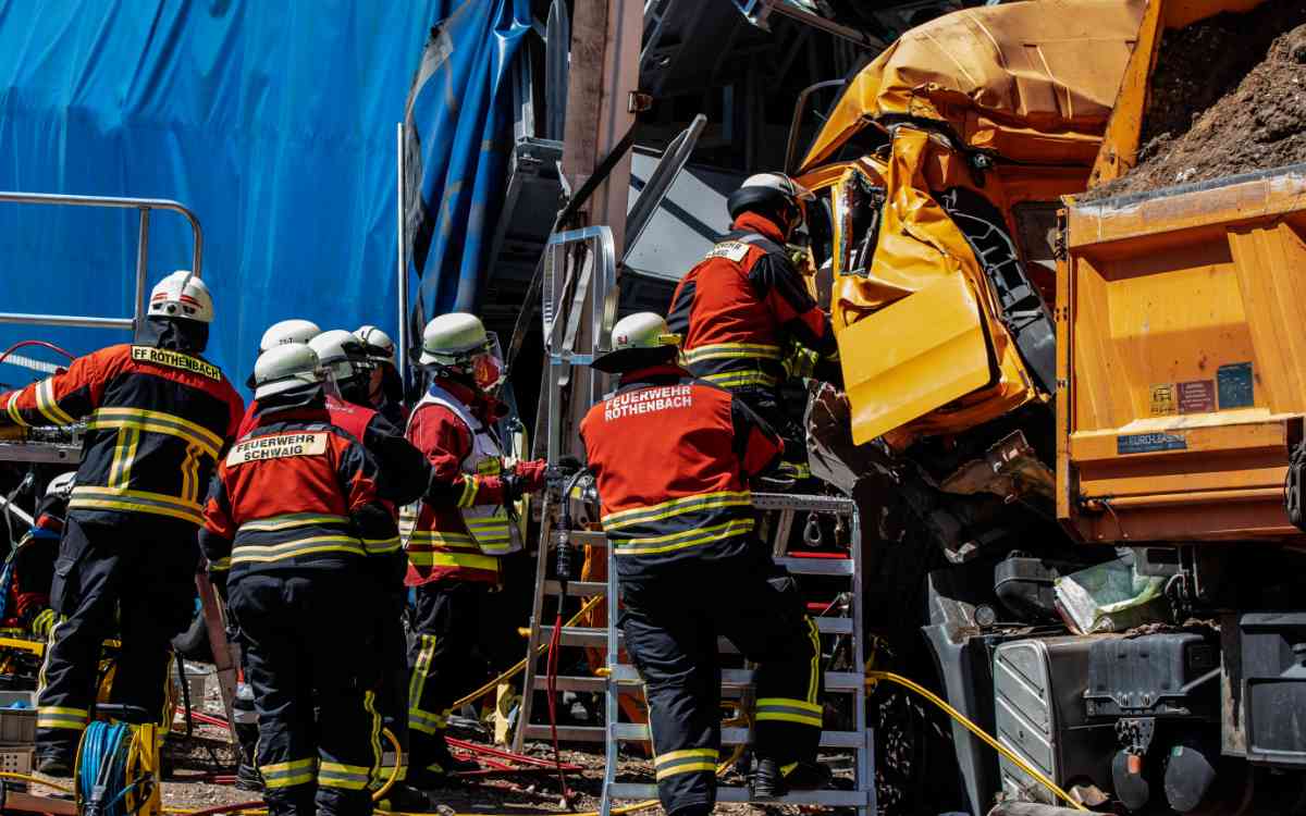 A9 bei Nürnberg: Bei einem schweren Lkw-Unfall am Dienstagvormittag (31. Mai 2022) wurde ein Trucker lebensgefährlih verletzt. Bild: NEWS5/Bauernfeind