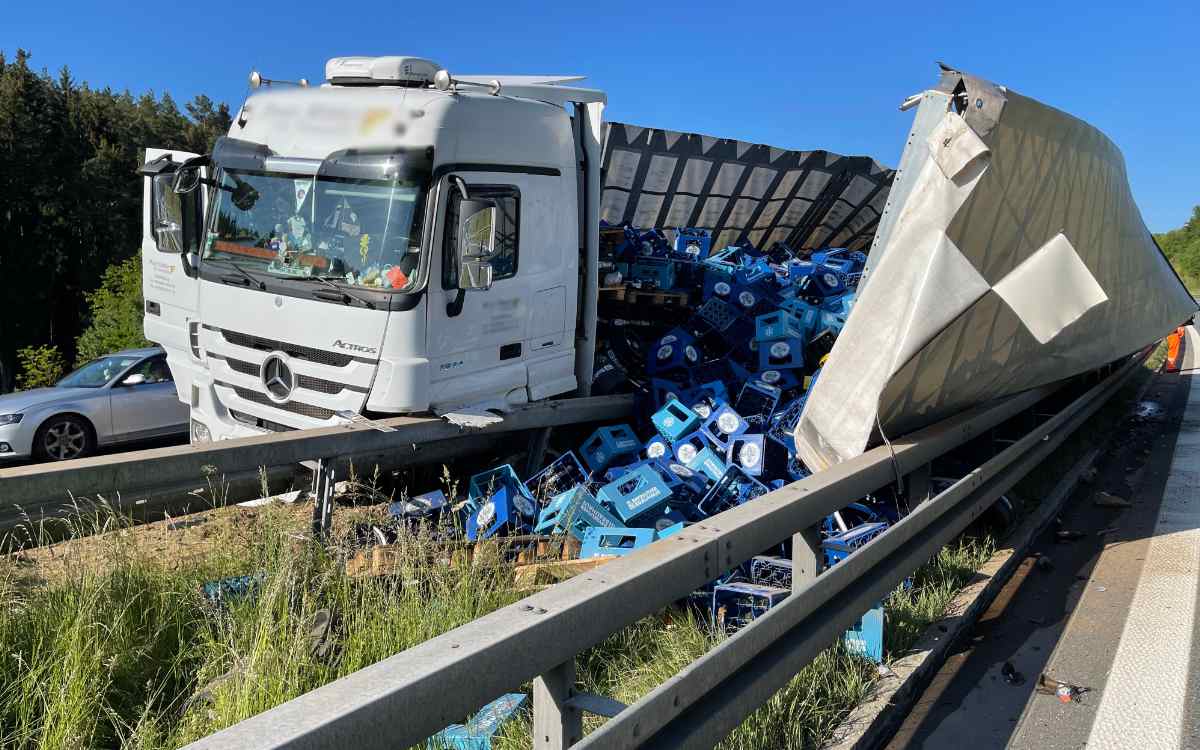 Auf der A70 bei Schirradorf verlor ein Lkw Teile seiner Ladung. Bierkästen und Fässer verteilten sich zwischen den Schutzplanken. Bild: NEWS5/Fricke