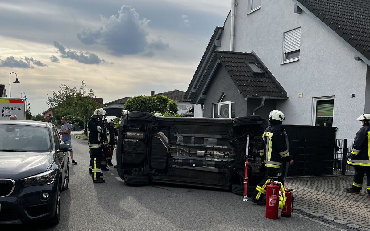 Frau kracht mit Hyundai gegen geparktes Auto: Eine Verletzte Person. Foto: NEWS5/Merzbach
