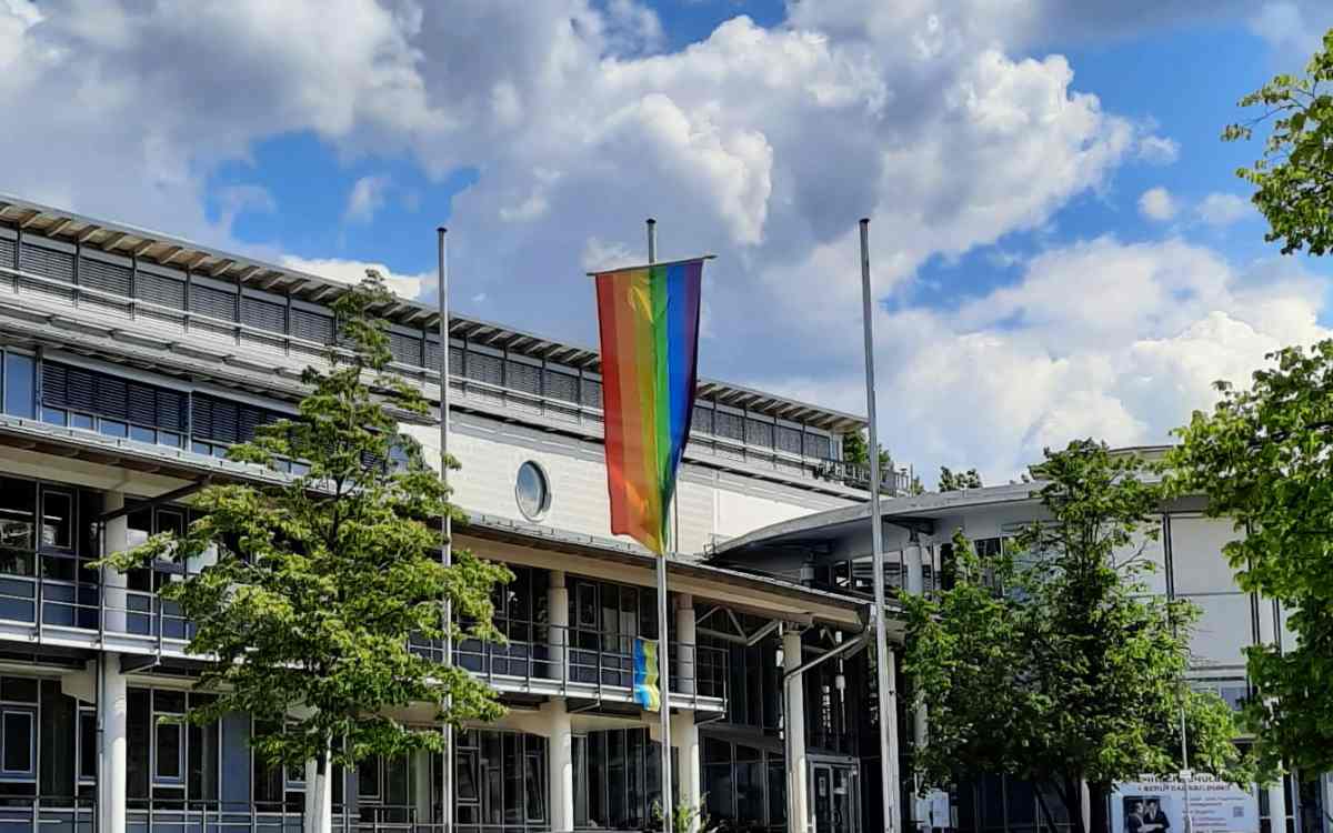 Regenbogenfahne vor dem Landratsamt Bayreuth: Der Landkreis setzt im Juni 2022 ein Zeichen gegen sexuelle Diskriminierung. Bild: Jürgen Lenkeit