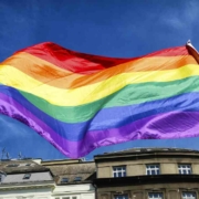 Die Regenbogenfahne der LGBT-Bewegung soll künftig in jedem Juni vor dem Rathaus in Bayreuth gehisst werden. Symbolbild: Pixabay