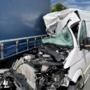 Unfall auf der A72 bei Hof: Ein Sprinter wurde am Dienstag (7. Juni 2022) von einem Lkw mitgeschleift. Die Autobahn musste komplett gesperrt werden. Bild: NEWS5/Fricke