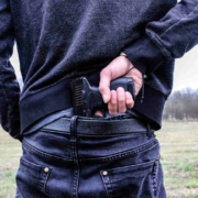 In Nürnberg hat ein 16-jähriger Jugendlicher am Dienstag (7. Juni 2022) einen zivilen Polizisten mit einer Pistole bedroht. Symbolbild: Pixabay