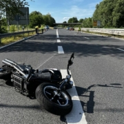 Am Sonntagnachmittag (12.06.2022) verursachte ein Geisterfahrer auf der B4 zwischen Bamberg und Coburg einen schweren Unfall. Foto: NEWS5/Merzbach