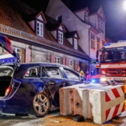 In Erlangen ist in der Nacht zum Dienstag (14. Juni 2022) ein Auto gegen eine Betonabsperrung gefahren. Bild: NEWS5/Oßwald