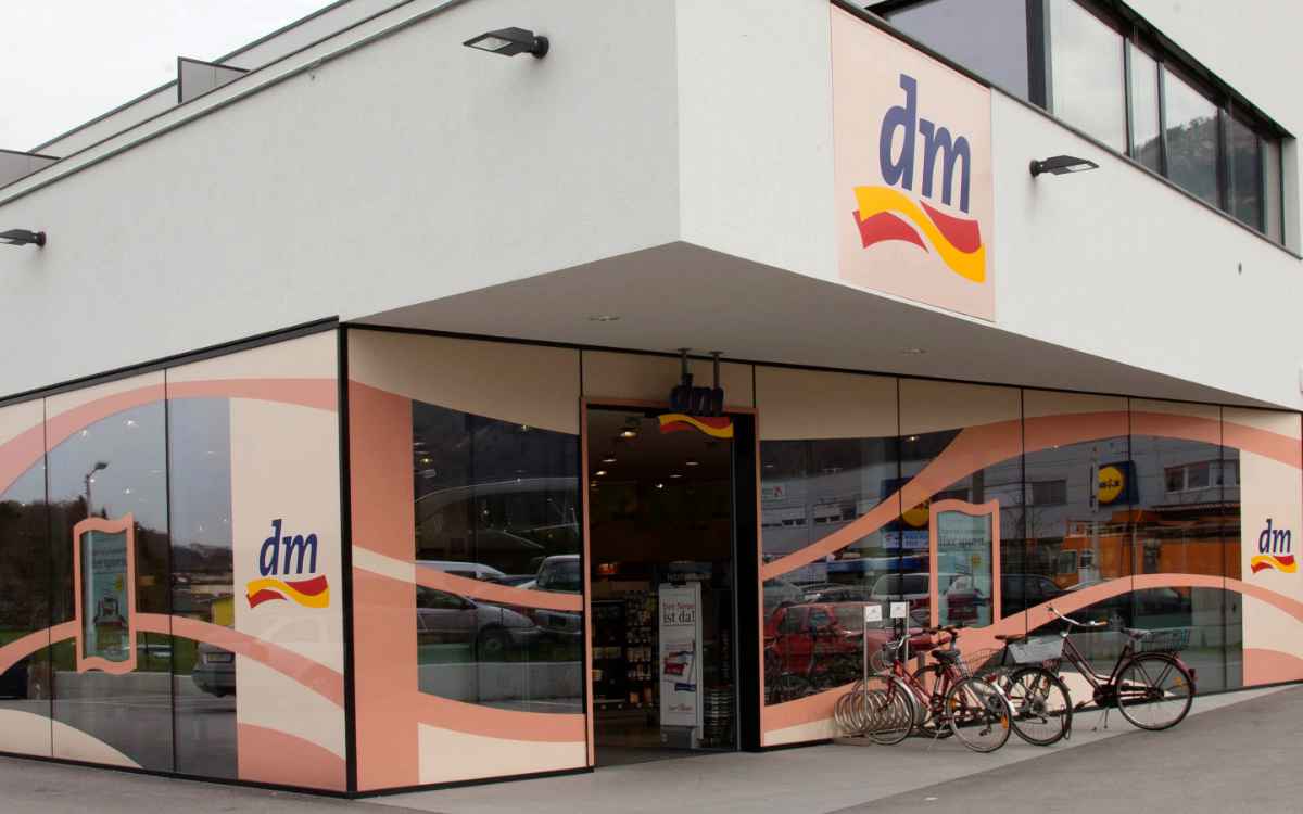 dm Drogeriemärkte in ganz Deutschland mussten am Dienstag (14. Juni 2022) wegen IT-Fehler am Morgen geschlossen bleiben. Symbolbild: dm dm-drogerie markt GmbH + Co. KG