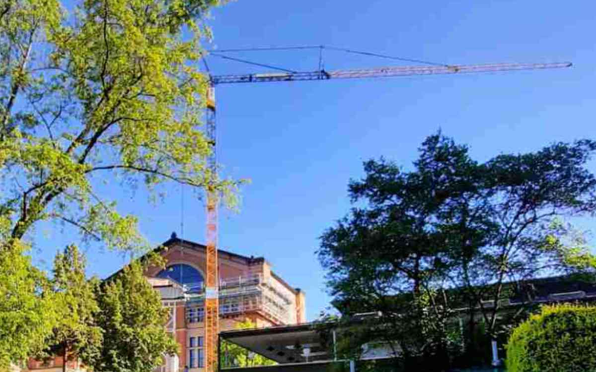 Die Baustelle auf dem Wolfgang-Wagner-Platz vor dem Bayreuther Festspielhaus wird während der Festspiele unterbrochen. Der Kran wird am 23. Juni vorübergehend abgebaut. Bild: Jürgen Lenkeit