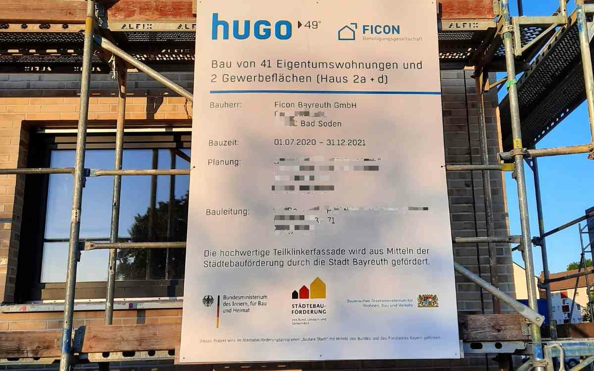 hugo49 in Bayreuth: Die Bauzeit sollte laut Plakat am 31. Dezember 2021 abgeschlossen sein. Das ist nicht der Fall. Den frisch gebackenen Wohnungseigentümern drohen satte Nachzahlungen. Bild: Jürgen Lenkeit