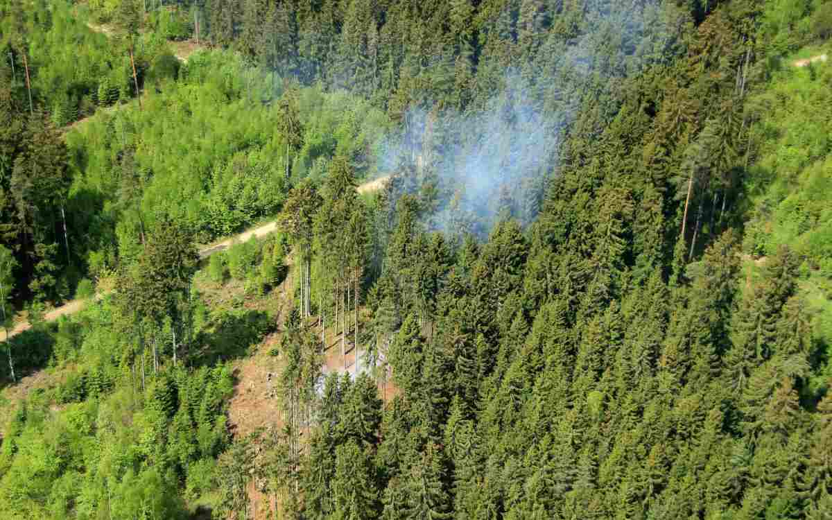 Wegen erhöhter Waldbrandgefahr in Oberfranken kontrollieren ab 19. Juli 2022 mehrere Hubschrauber die Wälder vom Himmel aus. Bild: Peter Stollberg, Regierung von Oberfranken