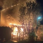 In Oberfranken kam es am frühen Donnerstagmorgen, 16. Juni 2022, zu einem Feuer in einem Mehrfamilienhaus. Symbolfoto: Freiwillige Feuerwehr Marktleuten/Facebook