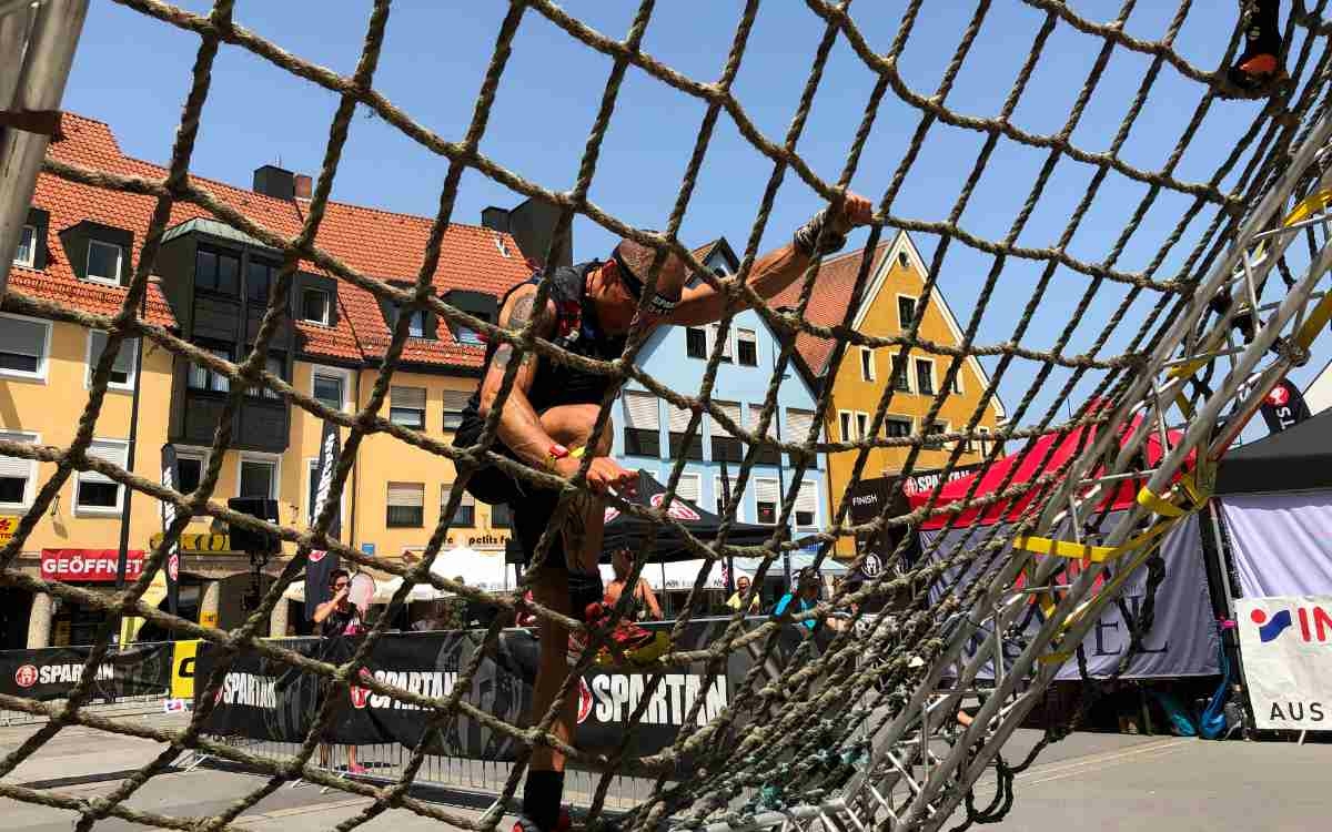 Spartan Race in Kulmbach: Mehrere Tausend Athleten absolvierten am Samstag (19. Juni 2022) den Hindernislauf rund um die Plassenburg. Bild: Jürgen Lenkeit