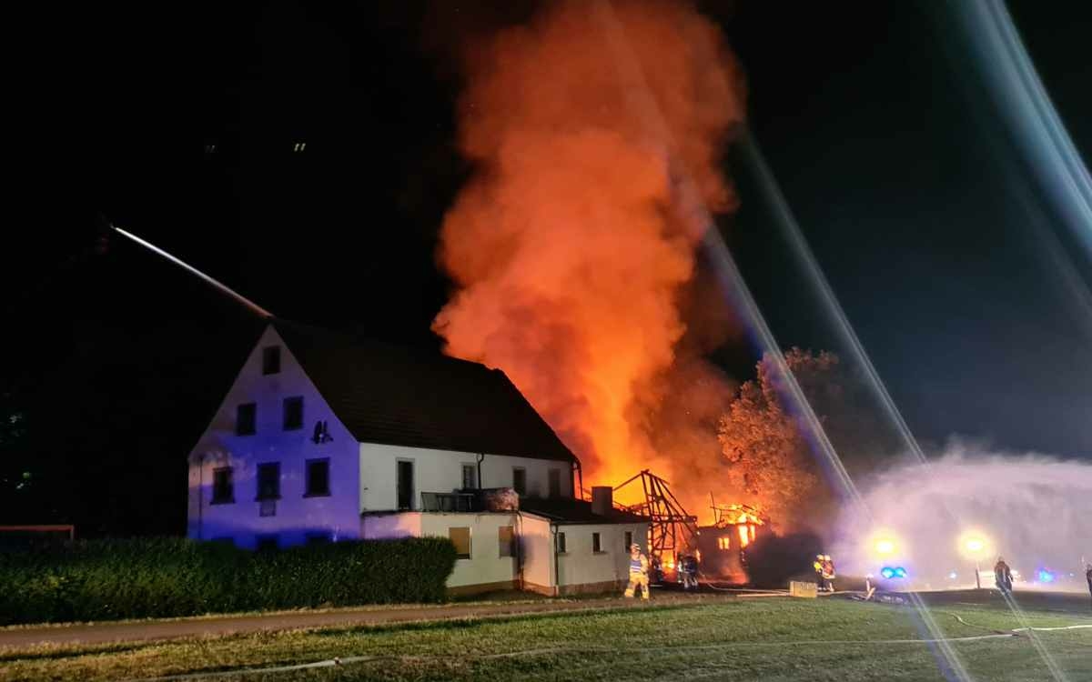 In Bad Berneck ist in der Nacht zum Samstag (18. Juni 2022) der Stall eines Bauernhofs niedergebrannt. Das Anwesen befindet sich im Weiler Doebitsch bei Nenntmannsreuth. Bild: Feuerwehr Bindlach