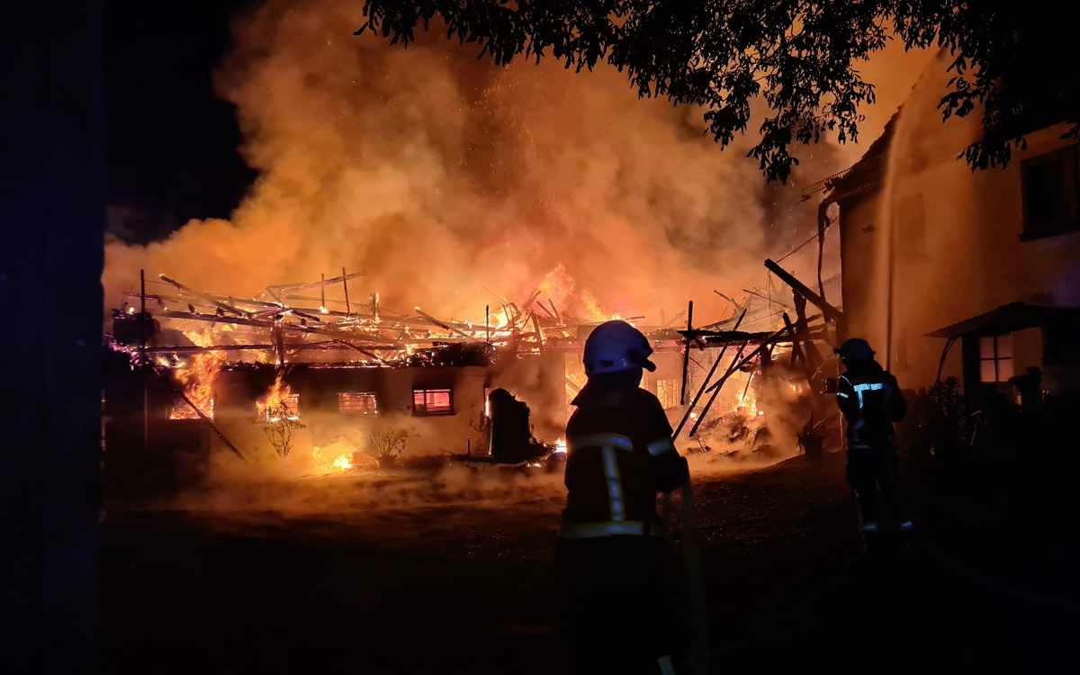 In Bad Berneck ist in der Nacht zum Samstag (18. Juni 2022) der Stall eines Bauernhofs niedergebrannt. Das Anwesen befindet sich im Weiler Doebitsch bei Nenntmannsreuth. Bild: Feuerwehr Bindlach