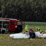 Flugzeugabsturz mit zwei Toten: Bei Büchenbach in Mittelfranken ist am Sonntag (19. Juni 2022) ein Kleinflugzeug abgestürzt. Bild: NEWS5/Merzbach