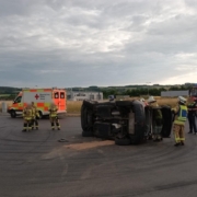 Bei einem Unfall in Kulmbach am Freitag, 17. Juni 2022, kippt ein Auto auf die rechte Seite um. Foto: Feuerwehr Himmelkron/Facebook