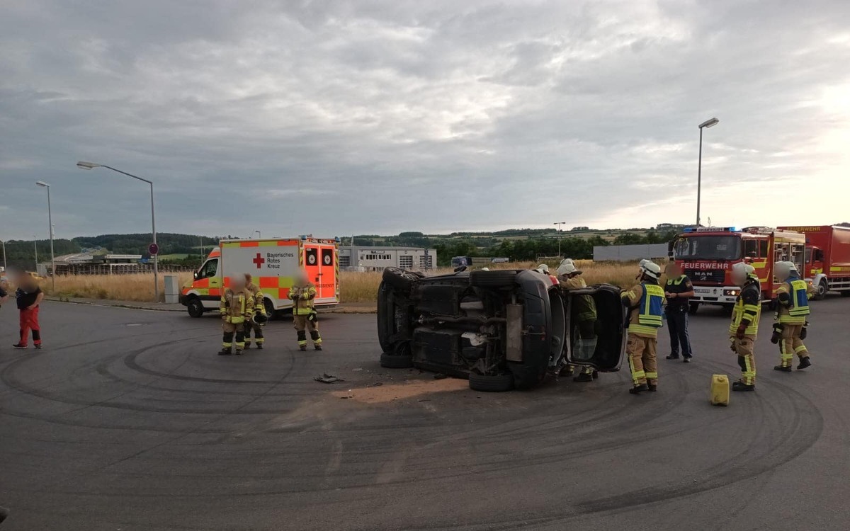 Bei einem Unfall in Kulmbach am Freitag, 17. Juni 2022, kippt ein Auto auf die rechte Seite um. Foto: Feuerwehr Himmelkron/Facebook
