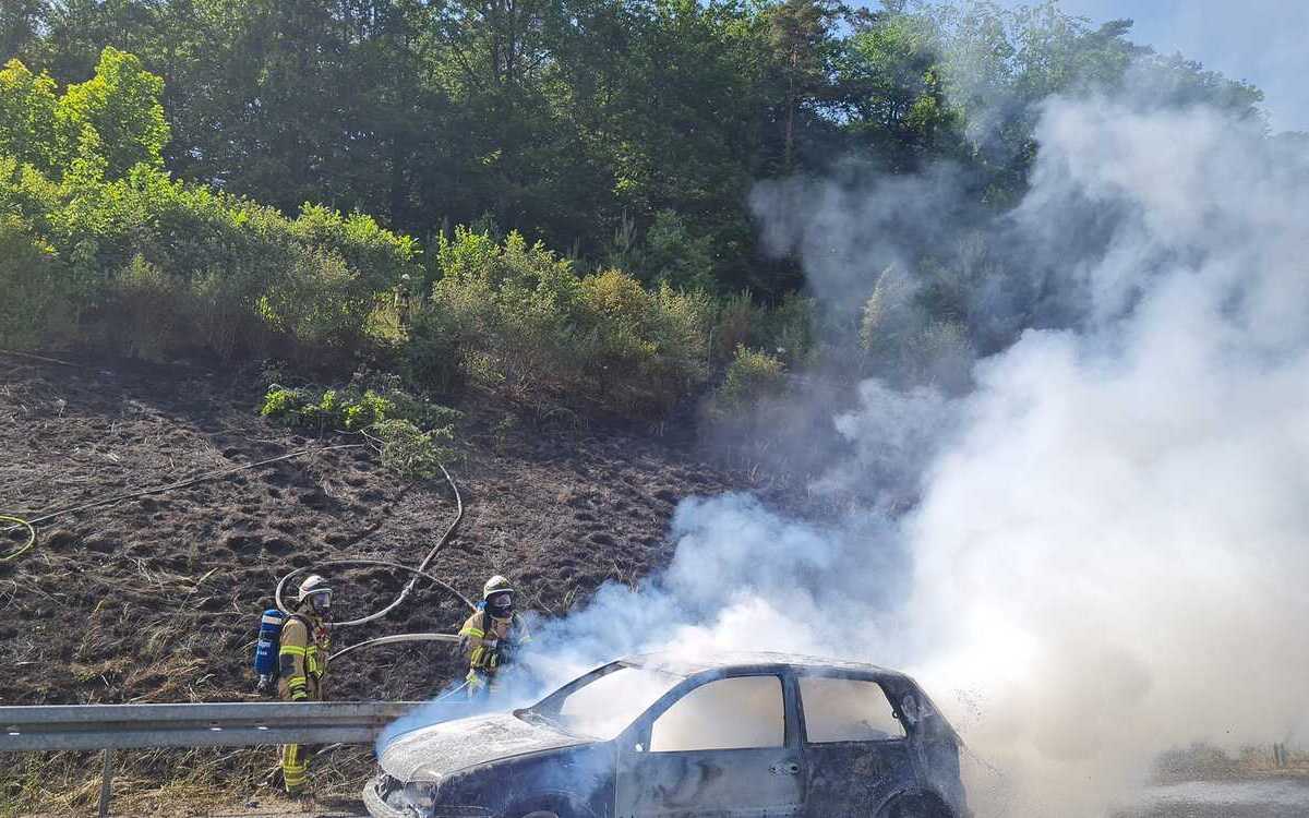 Ein Auto in Oberfranken fing während der Fahrt plötzlich Feuer und brannte vollständig aus. Foto: Feuerwehr Lichtenfels/Facebook