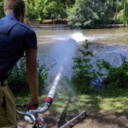 Hitze in Bayreuth: Die Feuerwehr hat am Röhrensee ein drohendes Fischsterben verhindert. Bild: Freiwillige Feuerwehr Bayreuth