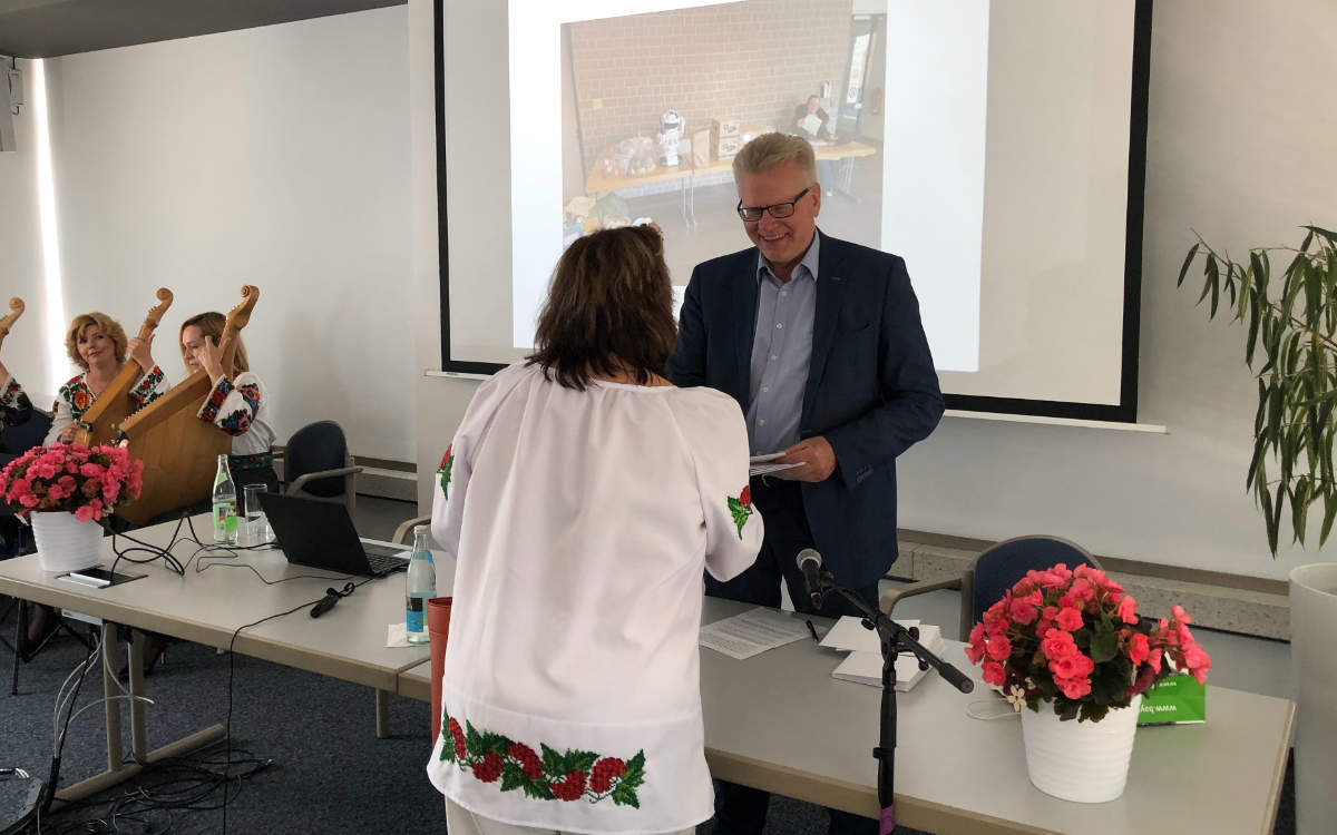 Oberbürgermeister Thomas Ebersberger würdigte im Rathaus die ehrenamtlichen Helfer, die sich im Rahmen der Ukraine-Krise für die Flüchtlinge in Bayreuth engagieren. Bild: Michael Kind