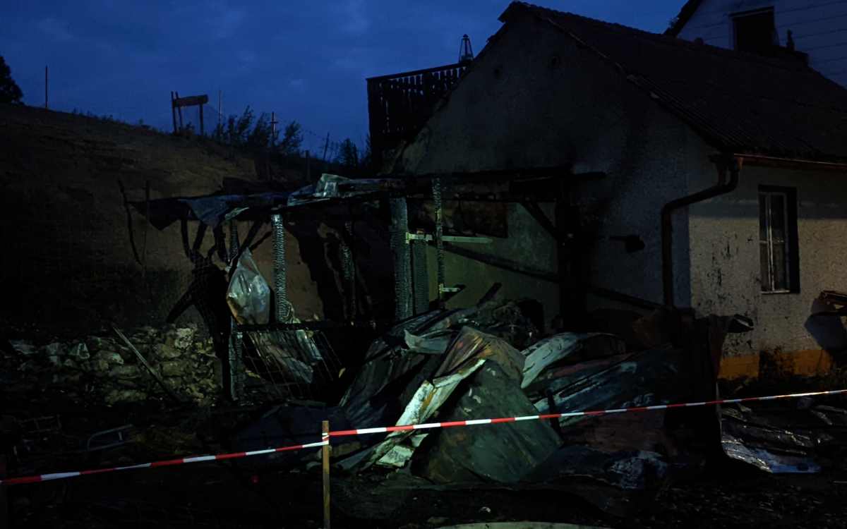 Im Creußener Ortsteil Tiefenthal hat am Dienstagabend (28. Juni 2022) ein Stall gebrannt. Bild: NEWS5/Mertel