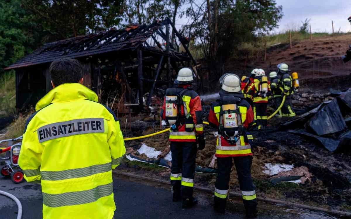 Im Creußener Ortsteil Tiefenthal hat am Dienstagabend (28. Juni 2022) ein Stall gebrannt. Bild: BRK-Kreisverband Bayreuth